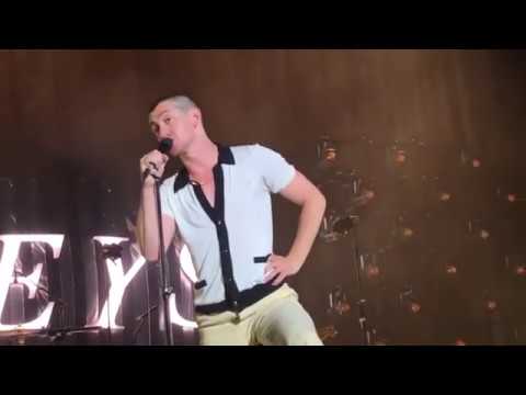 Alex Turner s&oacute; queria ser um dos Strokes. Agora faz covers deles