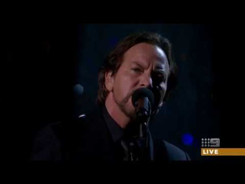 Eddie Vedder actuou no ”In Memorian” dos Oscars 2018