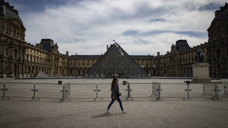COVID-19: Louvre, Torre Eiffel e Versailles v&atilde;o continuar fechados aos turistas