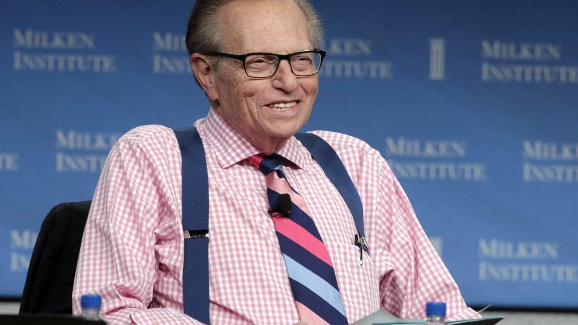 COVID-19: Morreu o apresentador Larry King, aos 87 anos