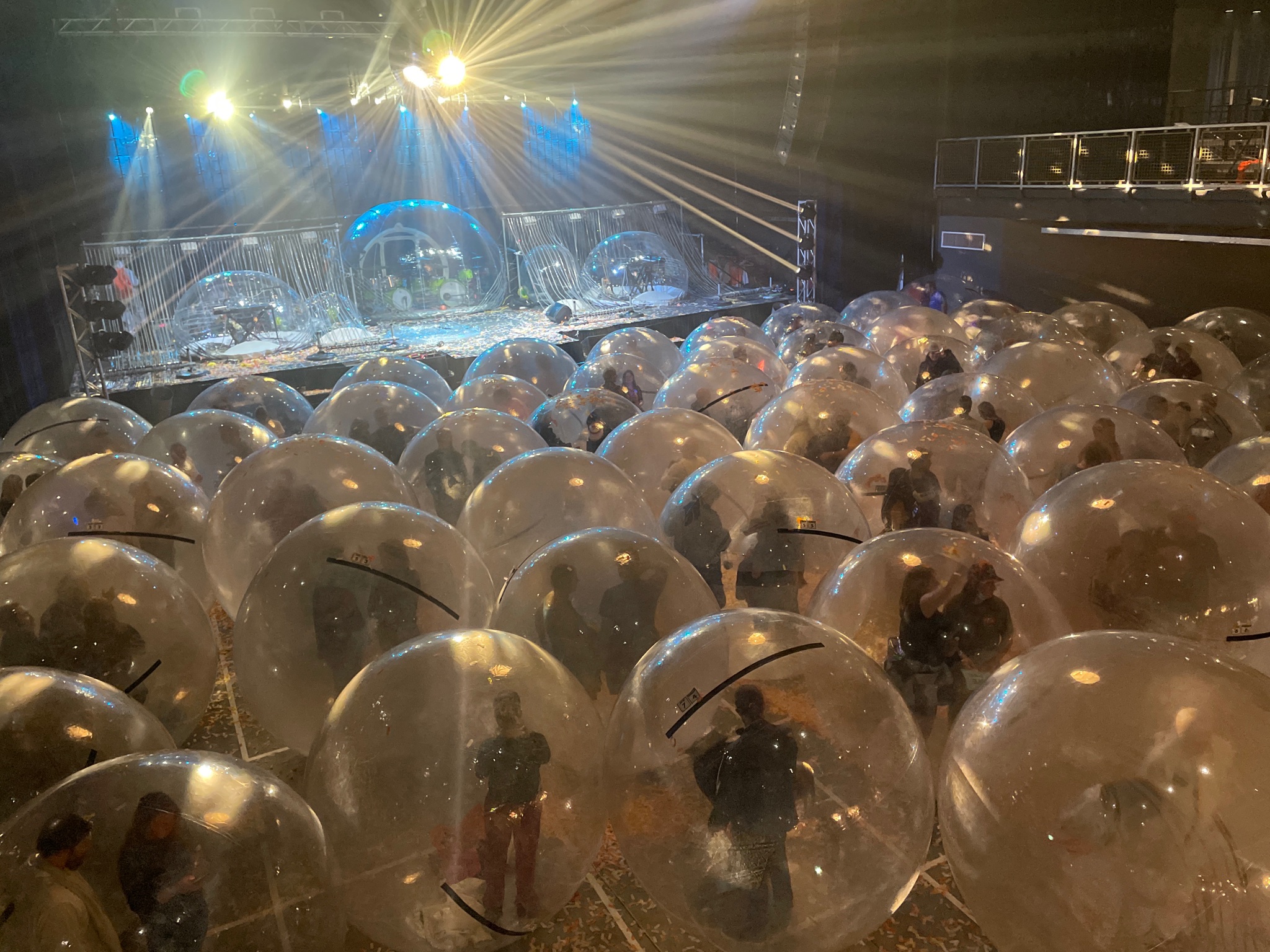 , Nova aposta para concertos e festivais? Flaming Lipes dão concerto com público dentro de bolhas
