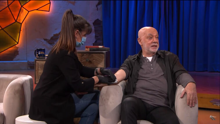 “5 para a meia-noite”: Paulo de Carvalho faz tatuagem em direto