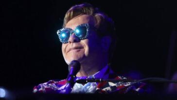 Elton John diz que “It’s a Sin”, a nova s&eacute;rie da HBO, &eacute; um “triunfo de criatividade e humanidade”