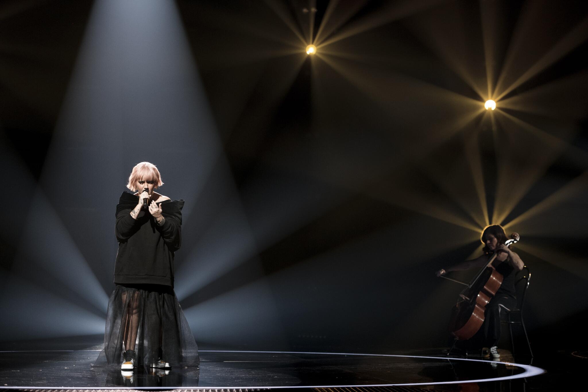 “Vi Am&aacute;lia, mas numa m&uacute;sica contempor&acirc;nea”: atua&ccedil;&atilde;o de Carolina Deslandes no Festival da Can&ccedil;&atilde;o conquista espectadores