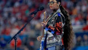 H.E.R canta "America the Beautiful" na abertura do Super Bowl: veja a atuação | CA Notícias | Canal Alternativo de Notícias