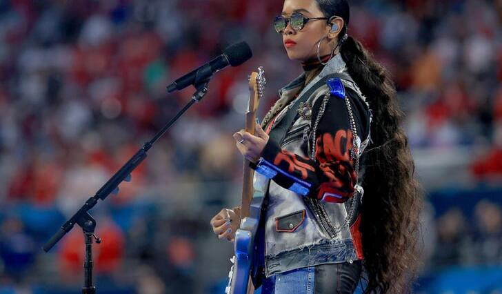 H.E.R canta "America the Beautiful" na abertura do Super Bowl: veja a atuação | CA Notícias | Canal Alternativo de Notícias