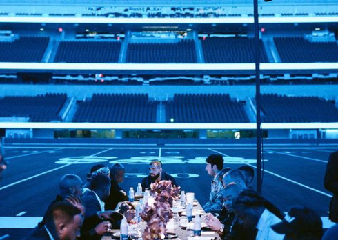 Drake alugou um est&aacute;dio de futebol para dar uma festa privada para 70 mil pessoas