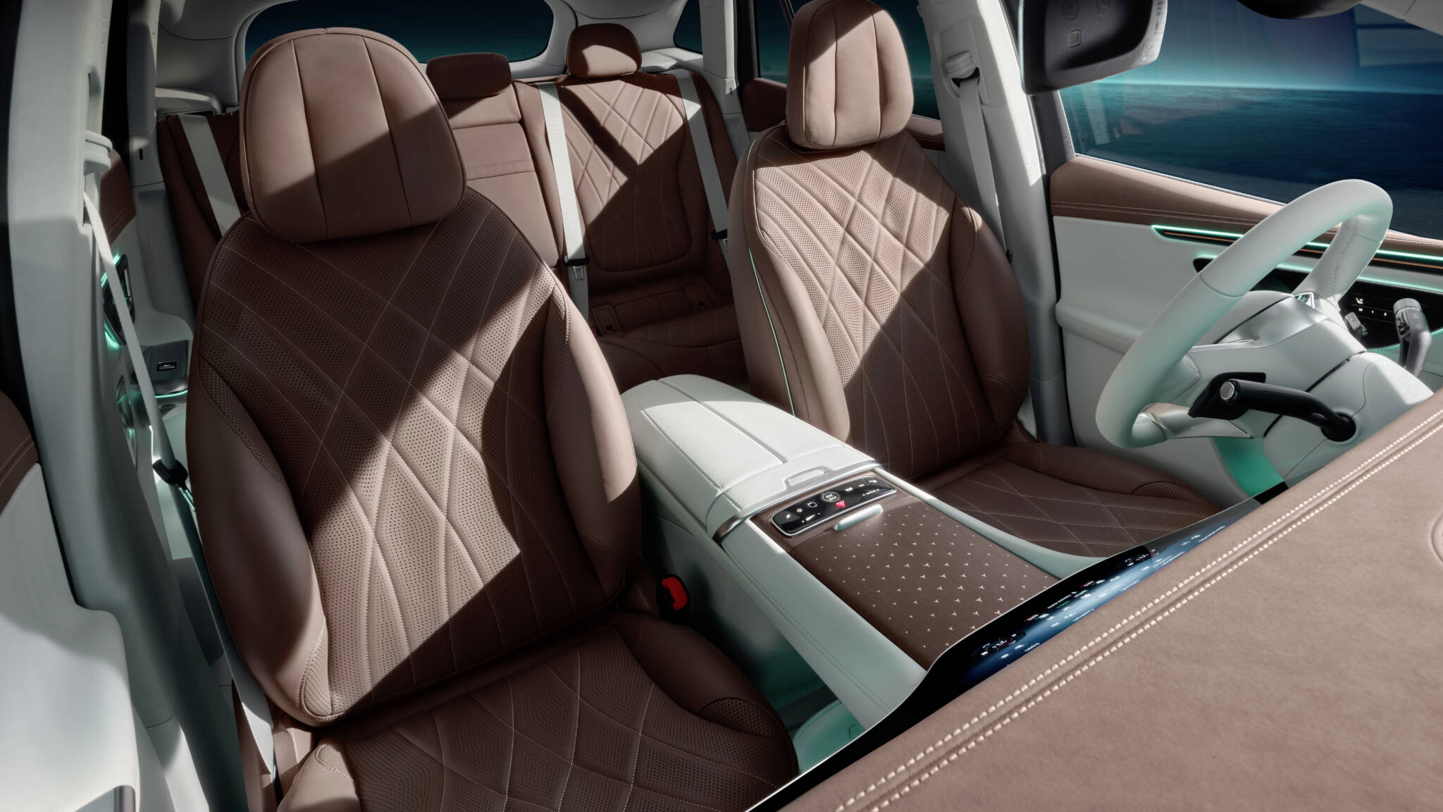 Primeiro vislumbre do interior do novo EQE SUV