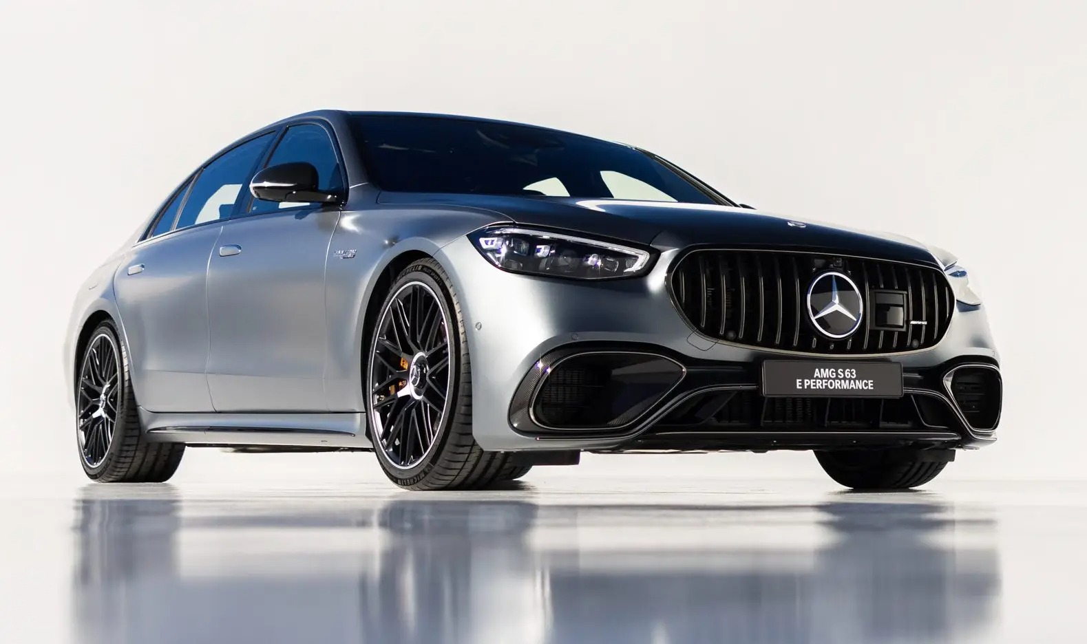 J&aacute; est&aacute; dispon&iacute;vel o Mercedes-AMG S 63 E PERFORMANCE na vers&atilde;o exclusiva Edition 1