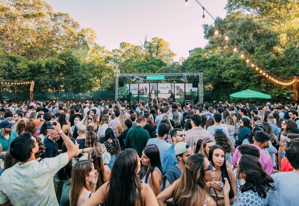 Pessoas a dançar no Sambinha Bom no Monsantos Open Air, Nego do Borel