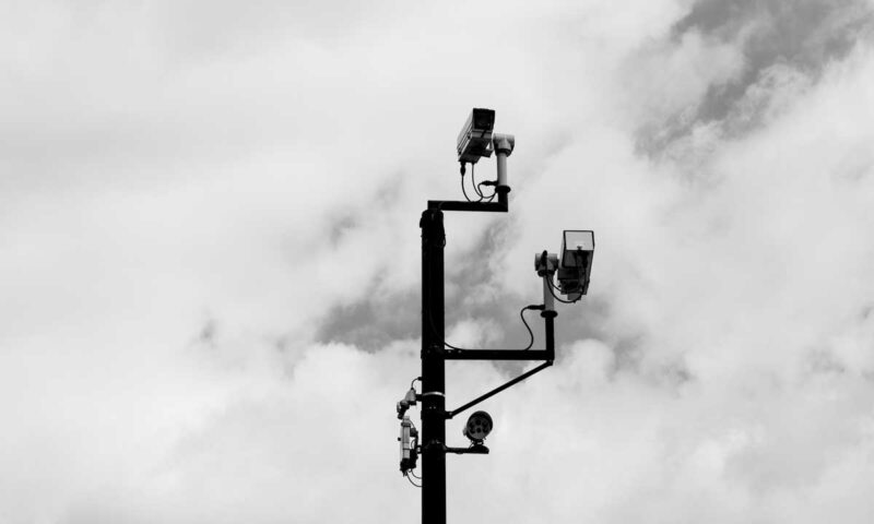 C&acirc;maras com IA na China identificam e exp&otilde;em infratores em painel p&uacute;blico para coibir travessias irregulares