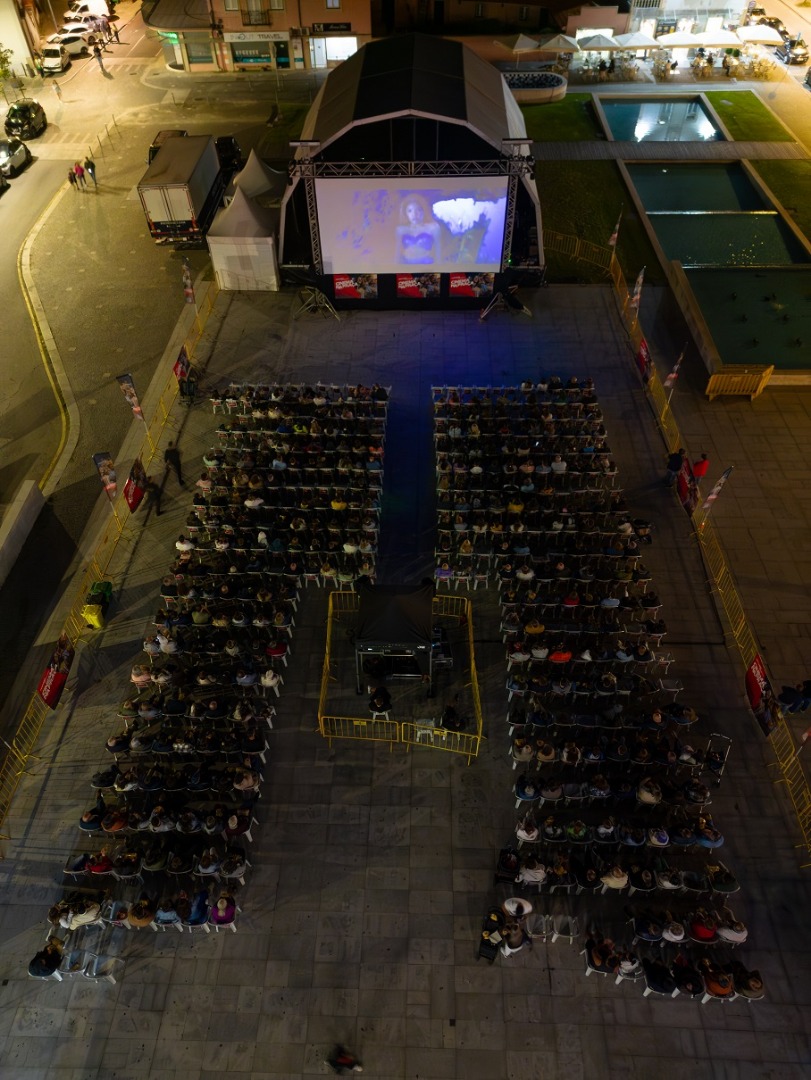 “Cinema na Pra&ccedil;a” do Continente Modelo atrai centenas em Vale de Cambra