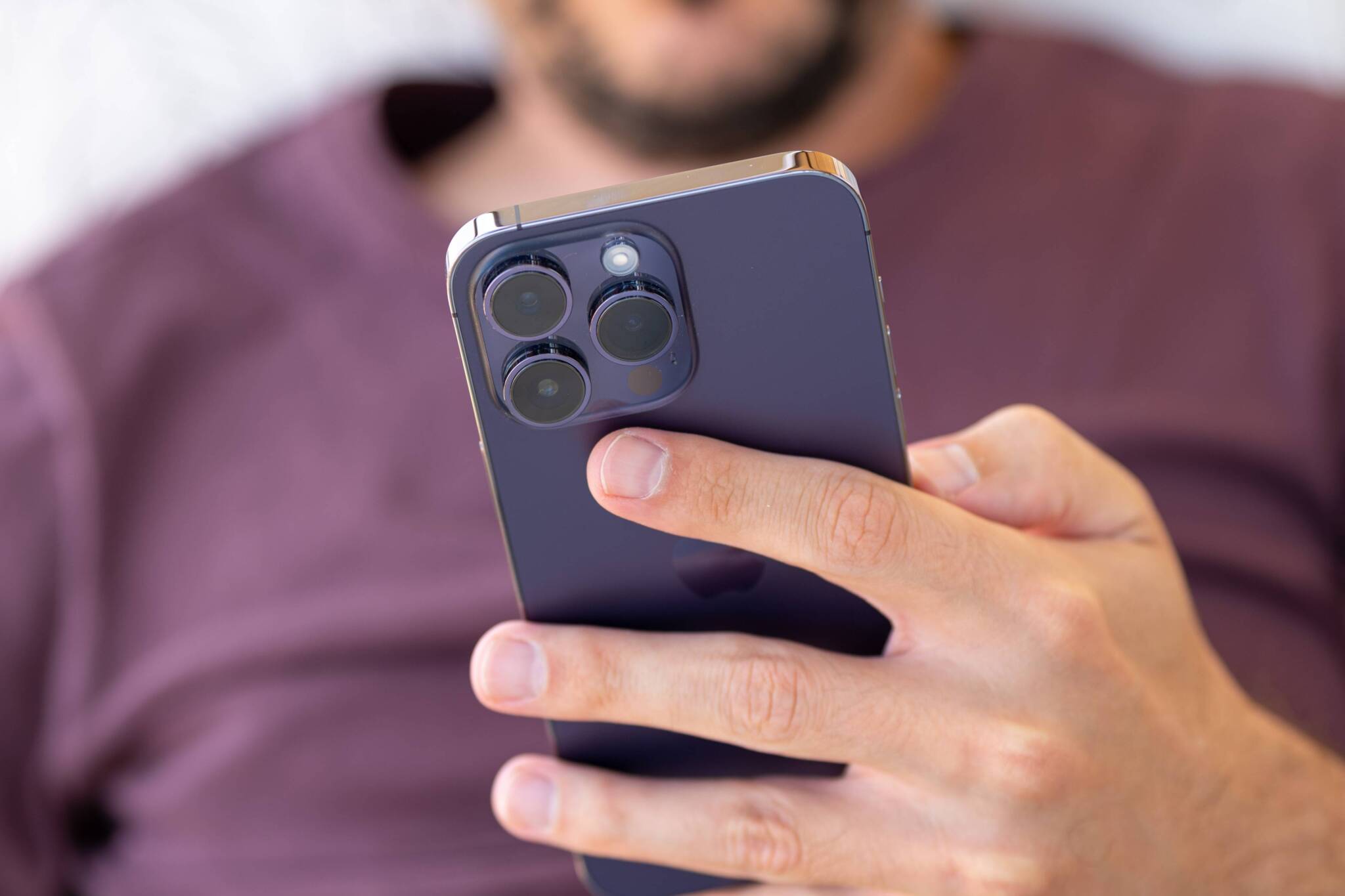 Escassez de iPhone 15 Pro e Pro Max prevista devido a problemas na produ&ccedil;&atilde;o de ecr&atilde;s da LG