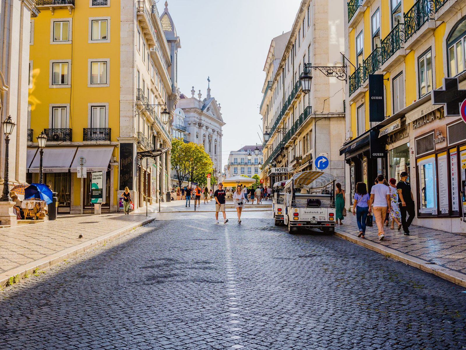 Rua Garrett &eacute; a rua mais cara de Portugal para comprar casa. Conhe&ccedil;a o Top 10