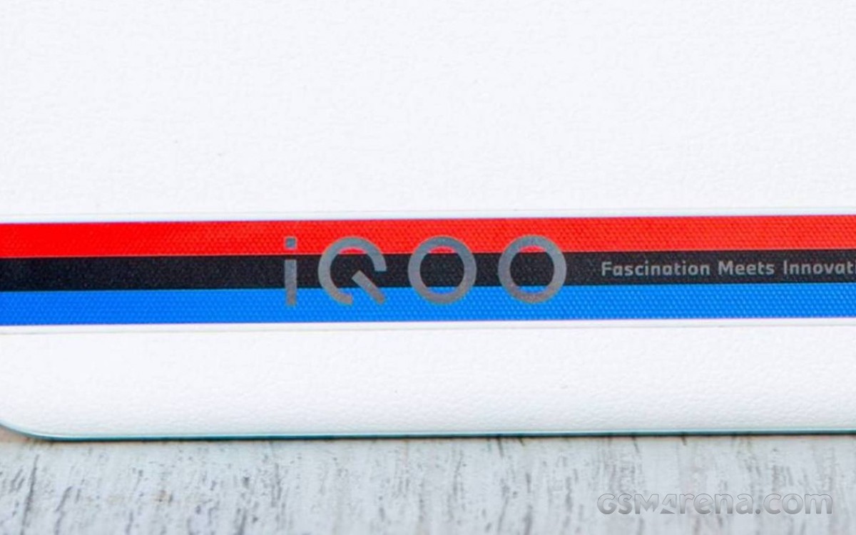 Vivo iQOO 12 Pro poder&aacute; incluir c&acirc;mara perisc&oacute;pica de 64 MP, segundo rumores