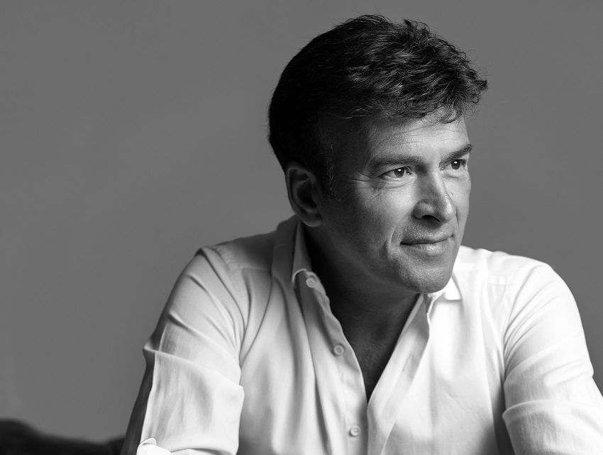 Tony Carreira visita Centro de Bem-Estar Social e realiza concerto solid&aacute;rio em Torres Novas