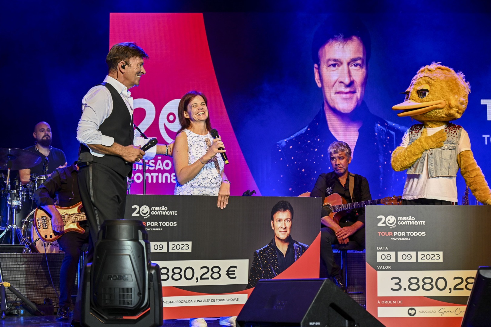 Concerto solid&aacute;rio de Tony Carreira angaria 7.760,55&euro; para Associa&ccedil;&atilde;o Sara Carreira e institui&ccedil;&atilde;o local