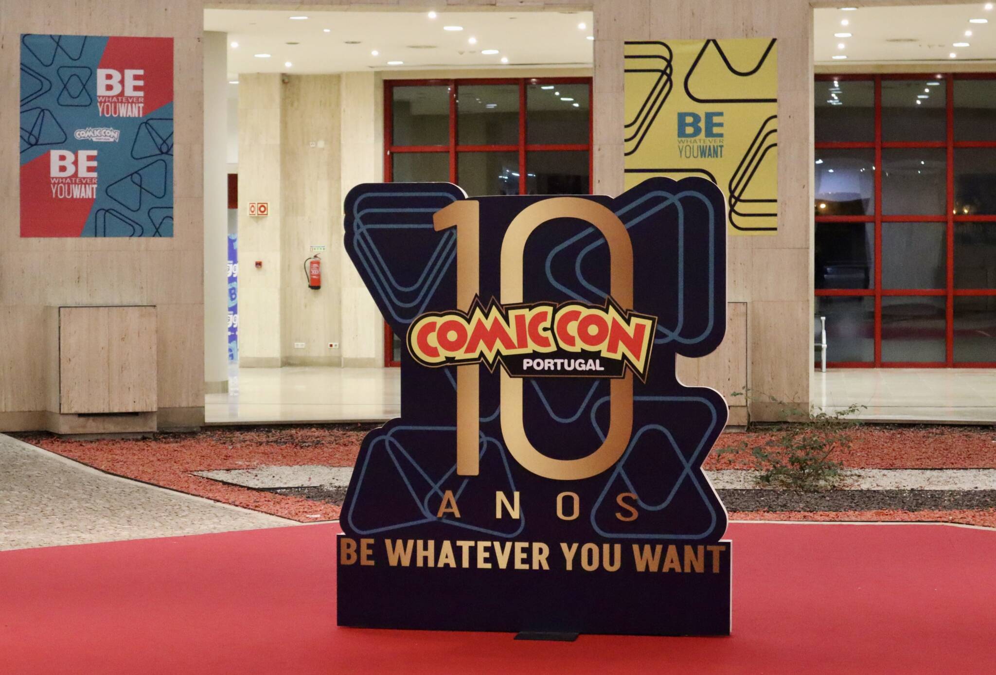 Celebra&ccedil;&atilde;o dos 10 anos de Comic Con Portugal j&aacute; come&ccedil;ou : o primeiro dia em imagens