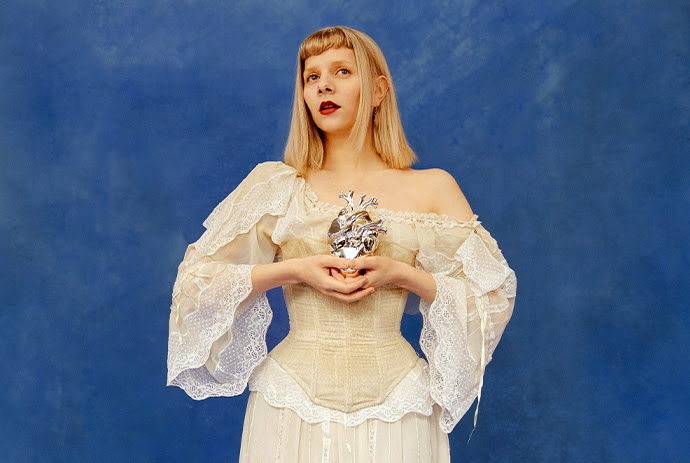 Aurora regressa a Portugal depois do concerto no NOS Alive