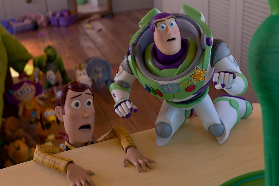 Disney leva Toy Story 5 a hospitais infantis e oferece 18 mil brinquedos a crian&ccedil;as em tratamento