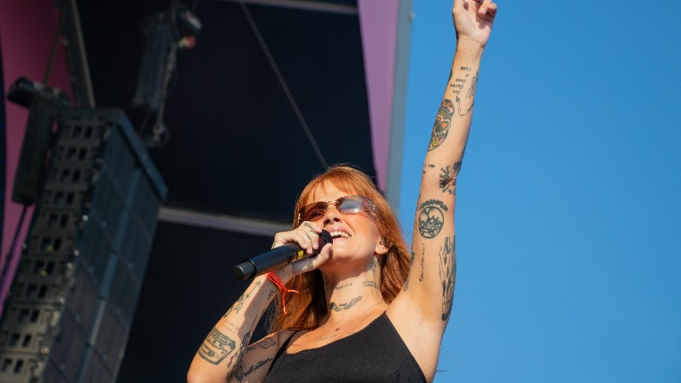 Carolina Deslandes vai &ldquo;voar&rdquo; pela Europa com uma digress&atilde;o de 15 concertos